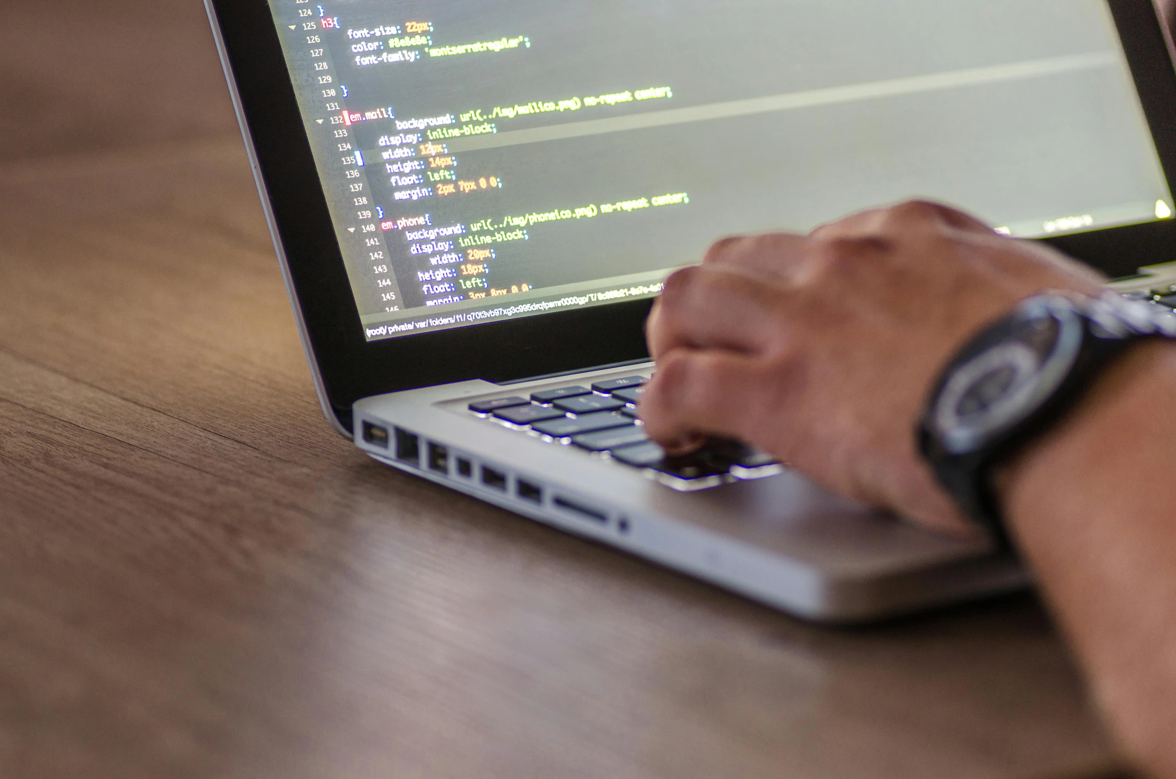 Hombre usando una laptop para programar su automatización