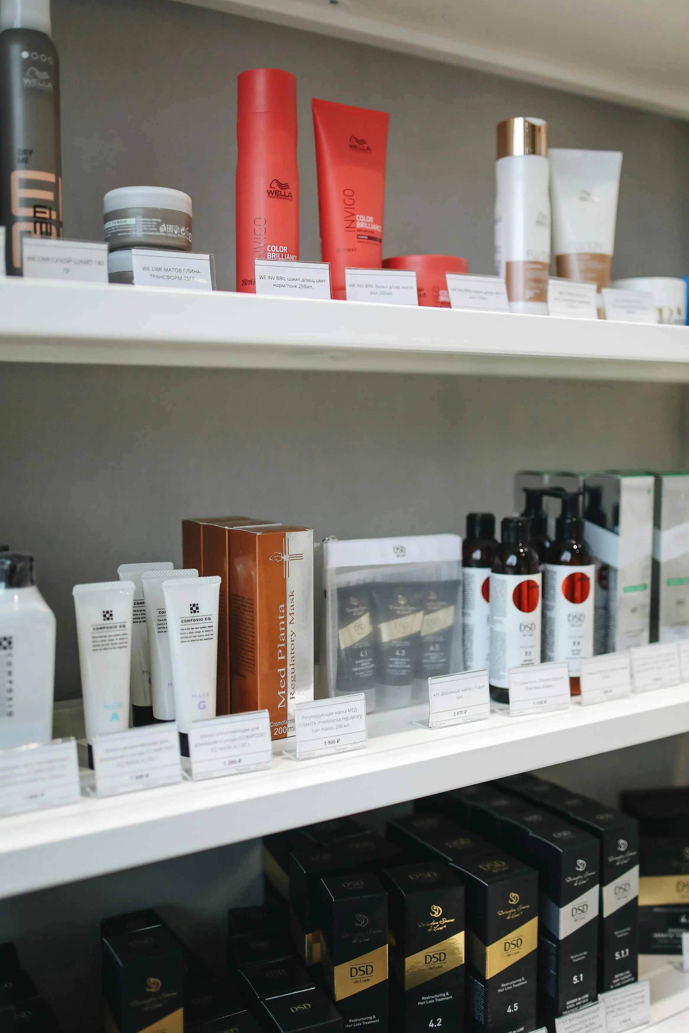 Estante con productos organizados