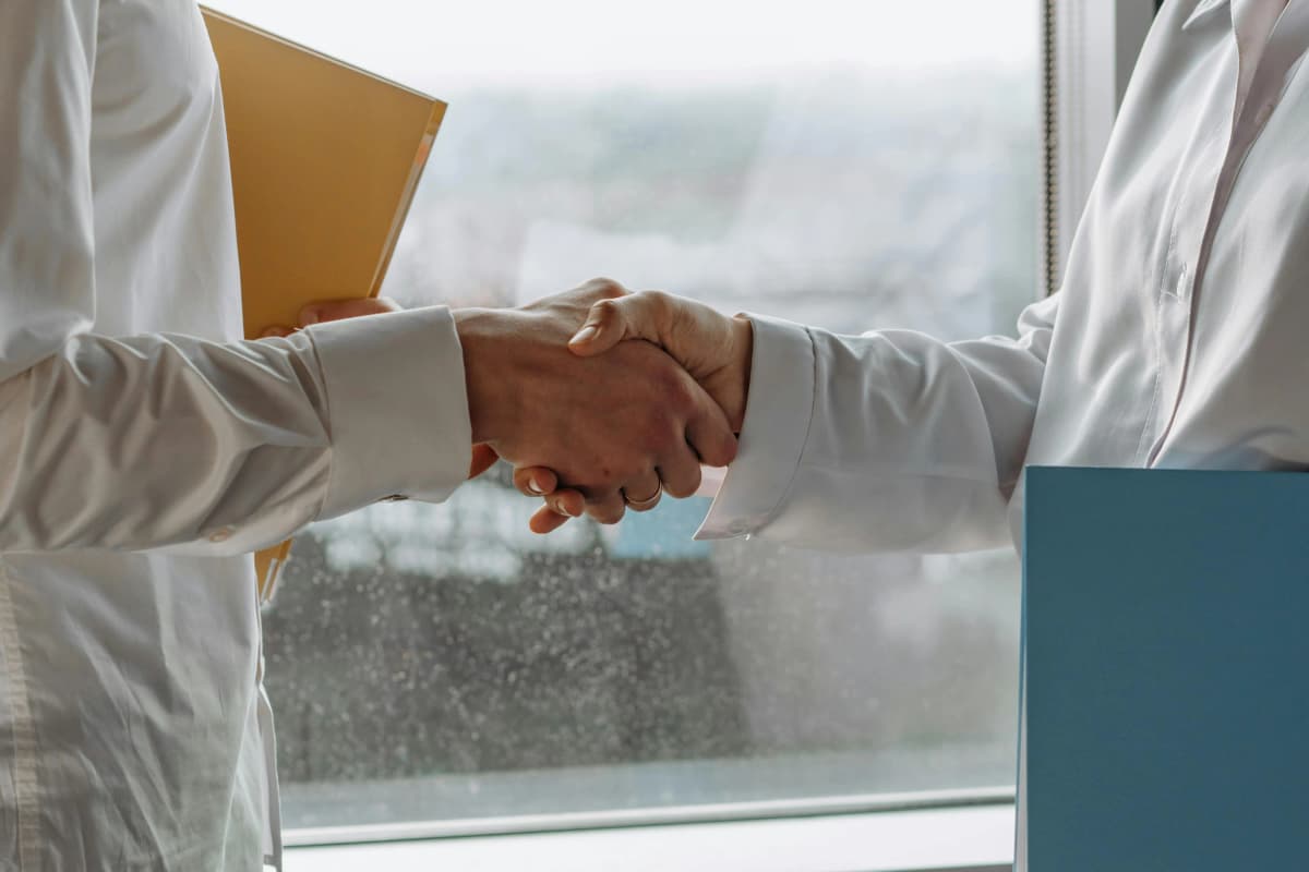 Hombres de negocios cerrando un trato