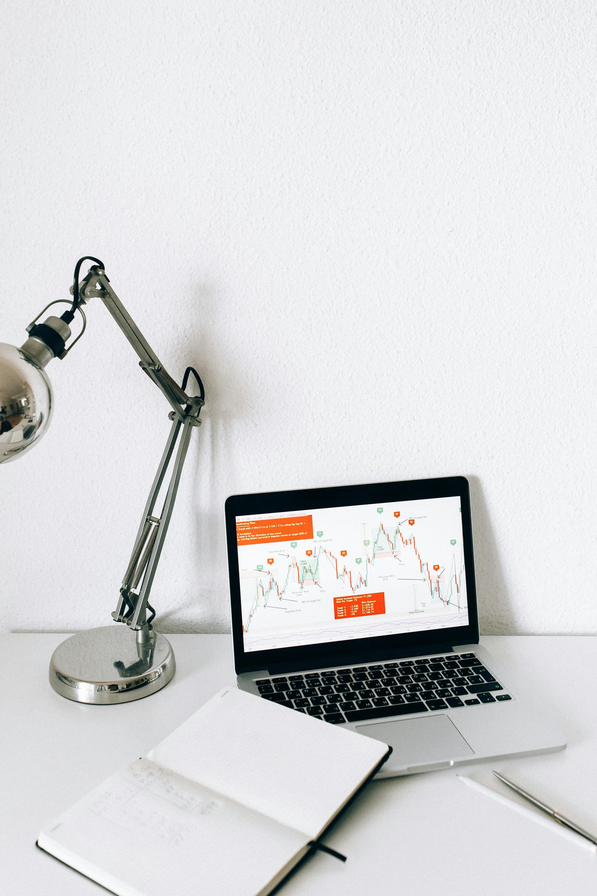 Laptop en un escritorio con gráficas.