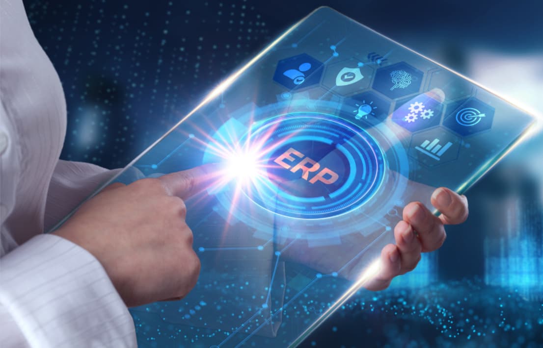 Una mano femenina delicada toca una tablet transparente con un dedo índice resplandeciente, seleccionando la mejor opción dentro de un sistema ERP, simbolizando la precisión y modernidad en la gestión empresarial.