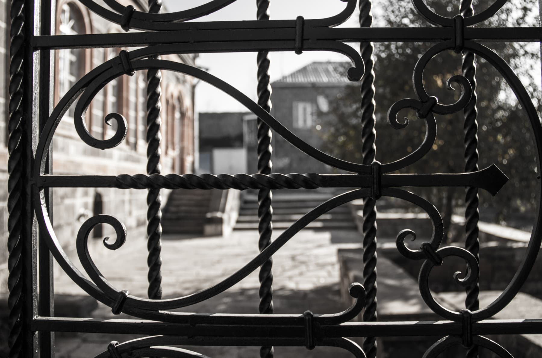 Reja meticulosamente elaborada por una herrería, destacando cómo pueden concentrarse en lo que realmente importa gracias a la optimización de su tiempo y recursos al utilizar sistemas CRM y ERP en lugar de tareas administrativas desactualizadas