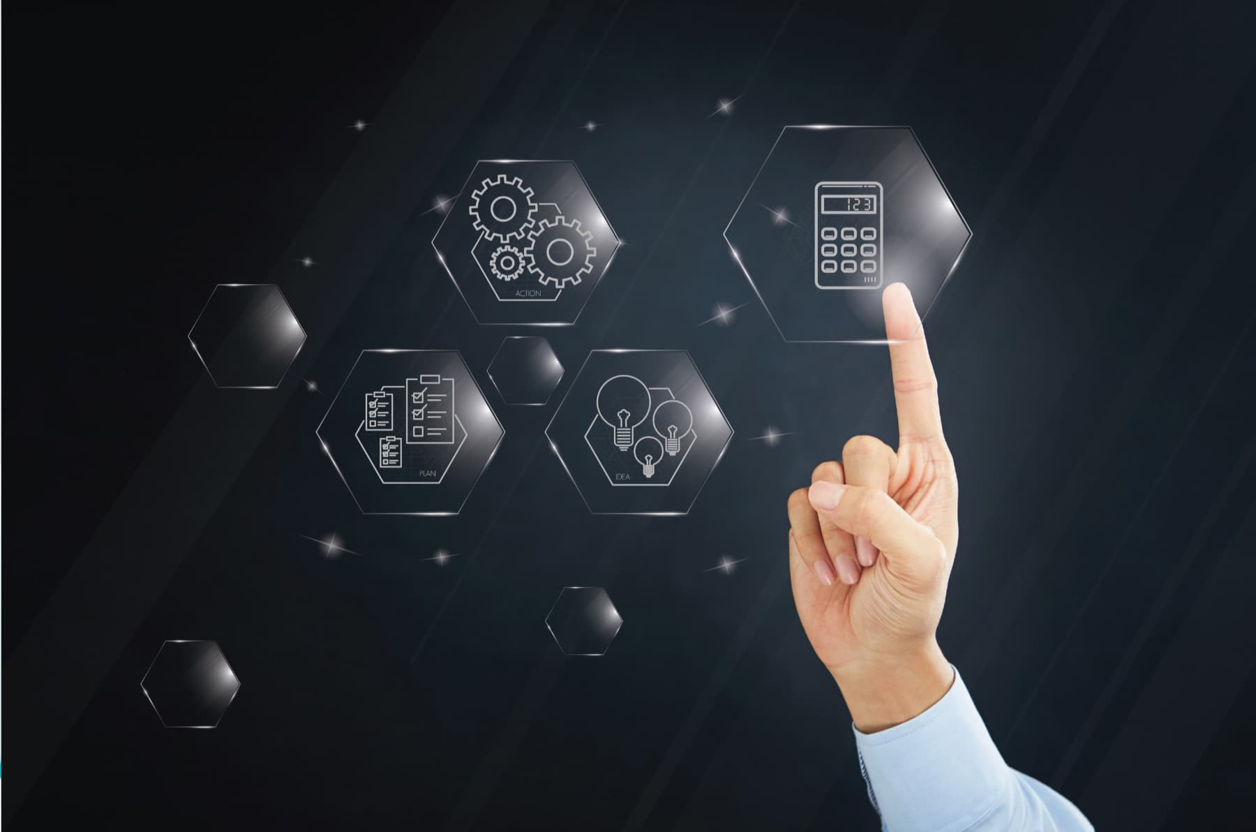 Mano levantando el índice, seleccionando opciones contables en una pantalla virtual dentro de un sistema ERP.