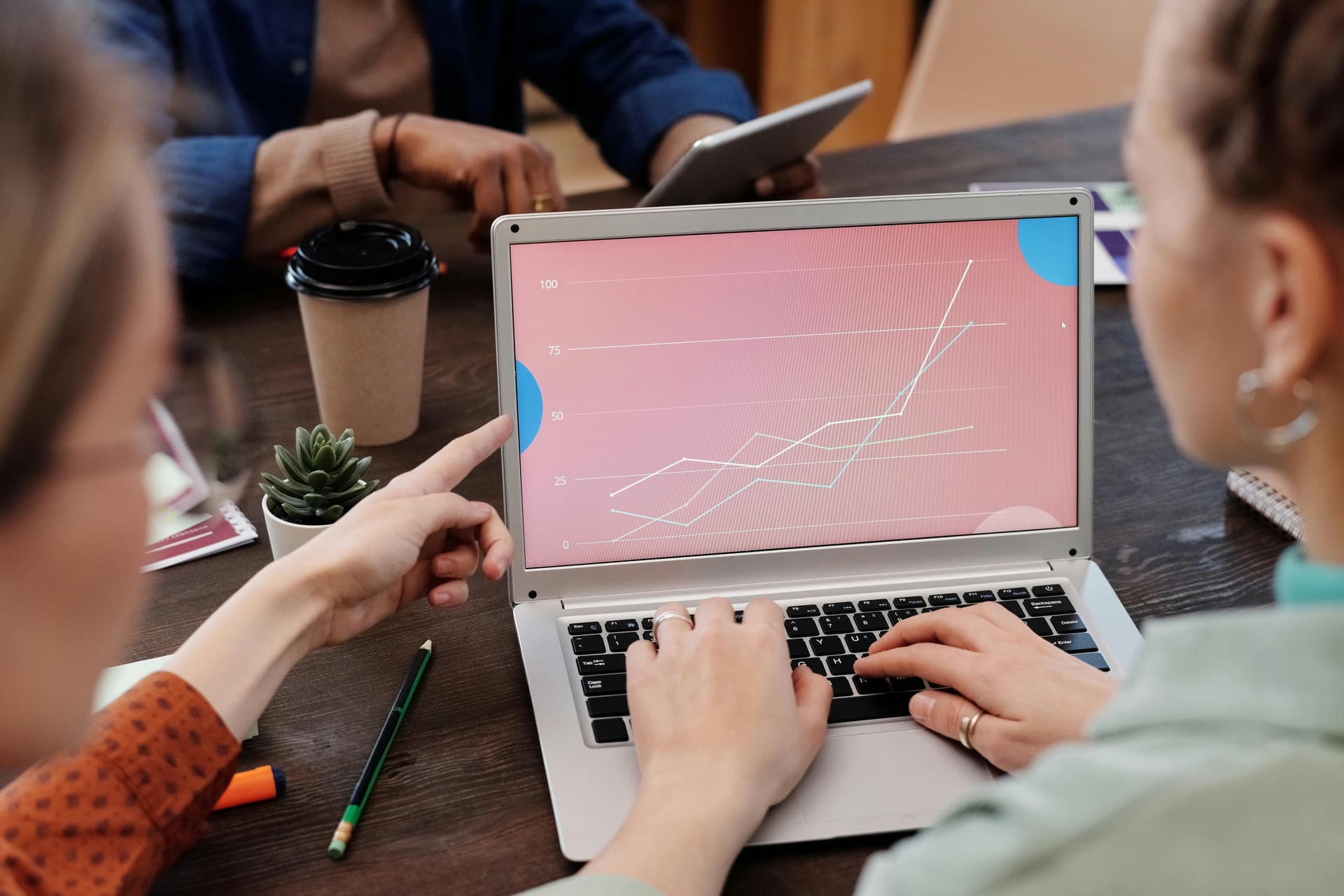 Dos mujeres, revisando una grafica en una laptop sobre su negocio