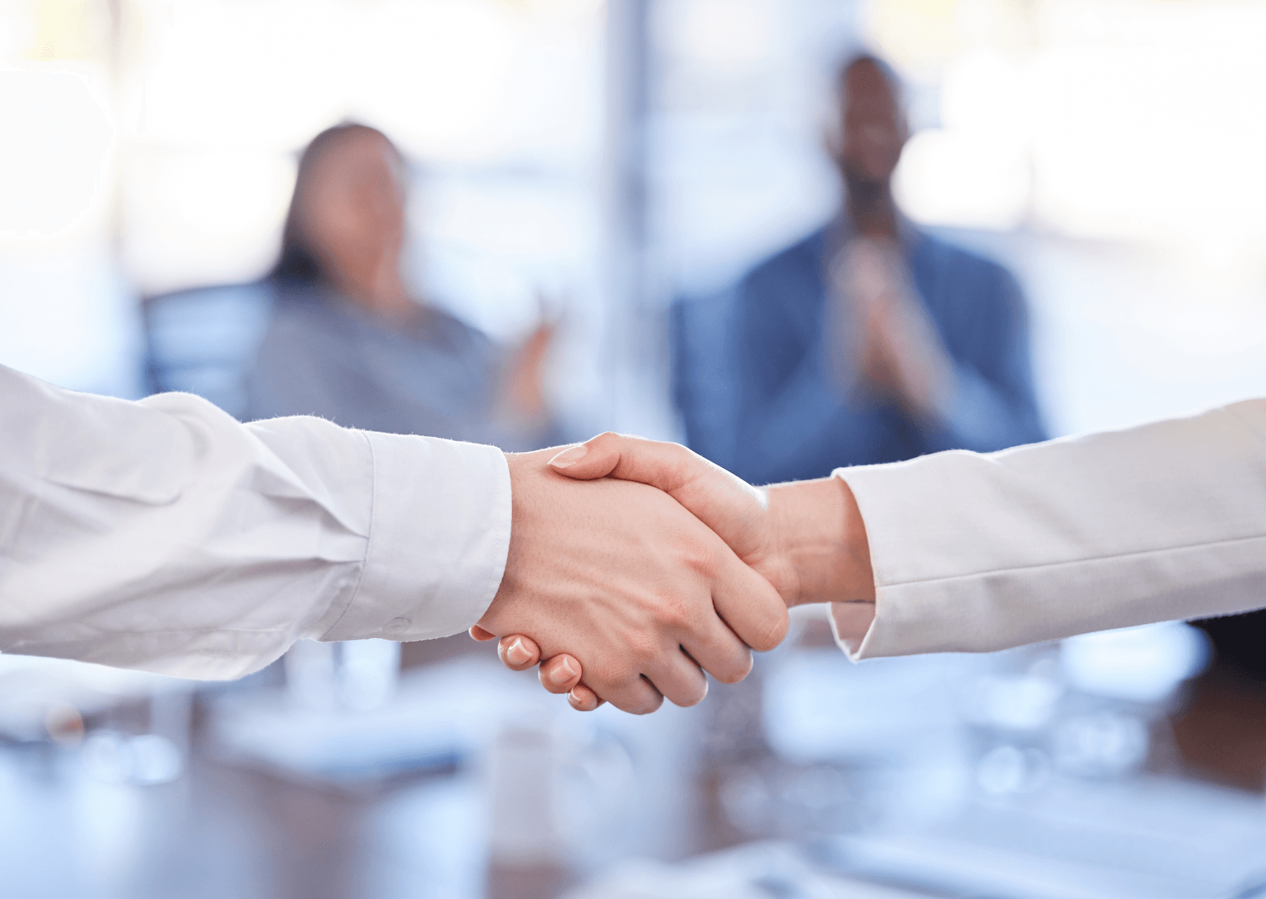 Dos manos estrechándose, simbolizando una relación sólida y de confianza.