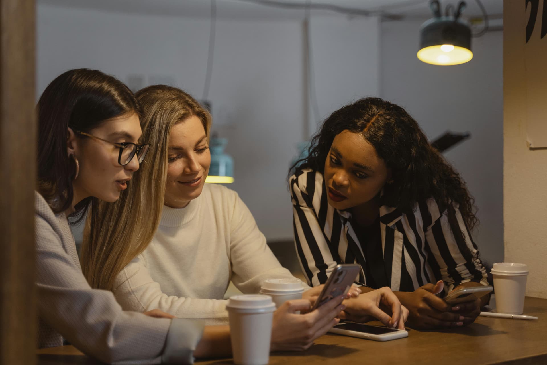 Mujeres dialogando en un celular sobre información de la empresa