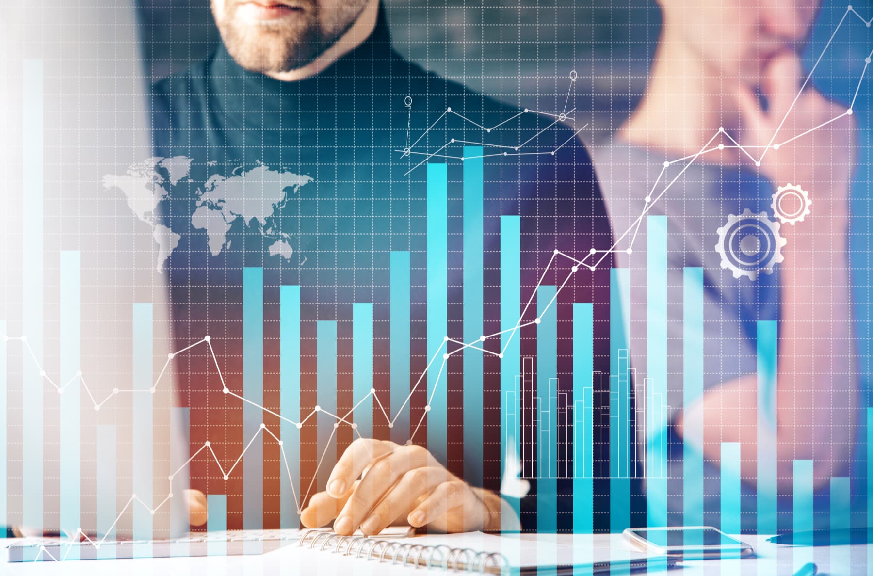 Grupo de personas analizando una gráfica virtual, con datos financieros claros y organizados para facilitar la toma de decisiones.