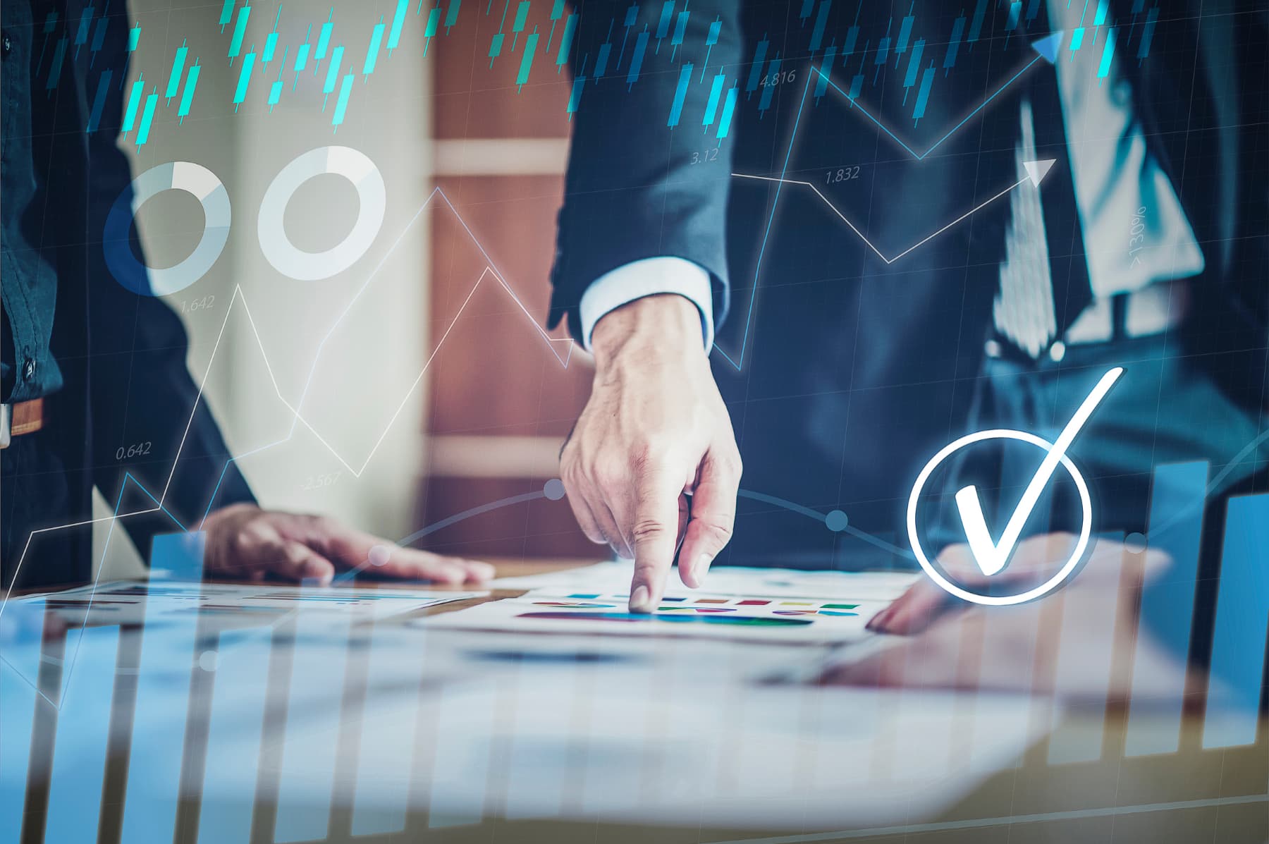 Personas con traje analizan gráficas de gastos, discutiendo las cifras para mejorar la eficiencia y el control financiero dentro de su empresa.